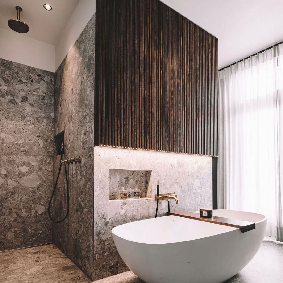 Hypermoderne badkamer met ligbad en decoratieve elementen