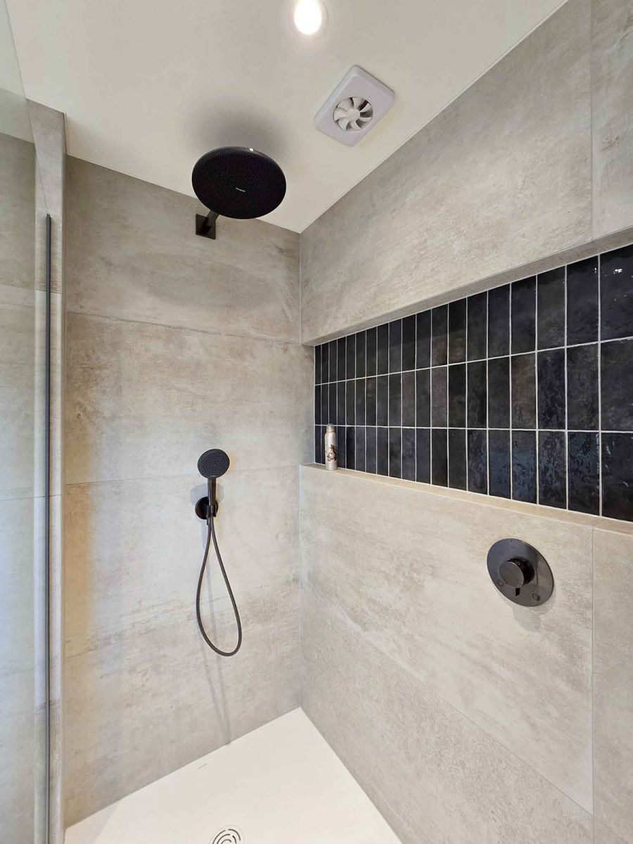 ruime inloopdouche met ingebouwde nis in decoratieve stijl ruime inloopdouche met ingebouwde nis in decoratieve stijl