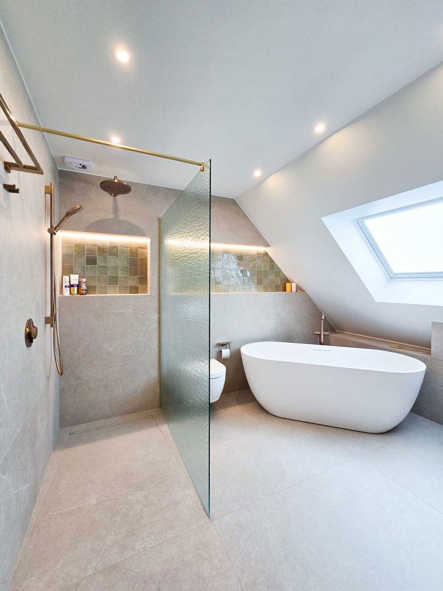 Ruime inloopdouche in combinatie met een ligbad Ruime inloopdouche in combinatie met een ligbad