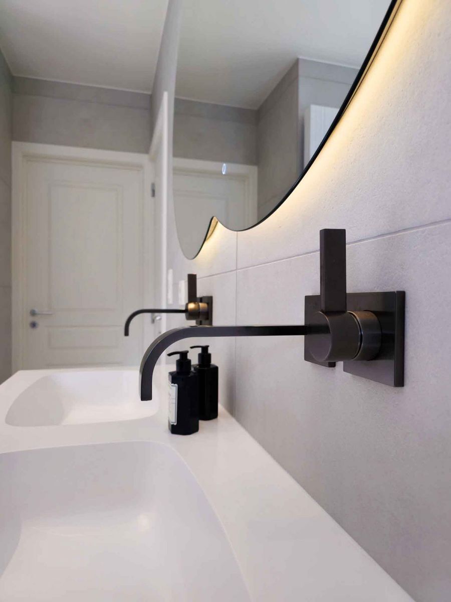 Detail: kraanwerk opgeleverde moderne badkamer Detail: kraanwerk opgeleverde moderne badkamer