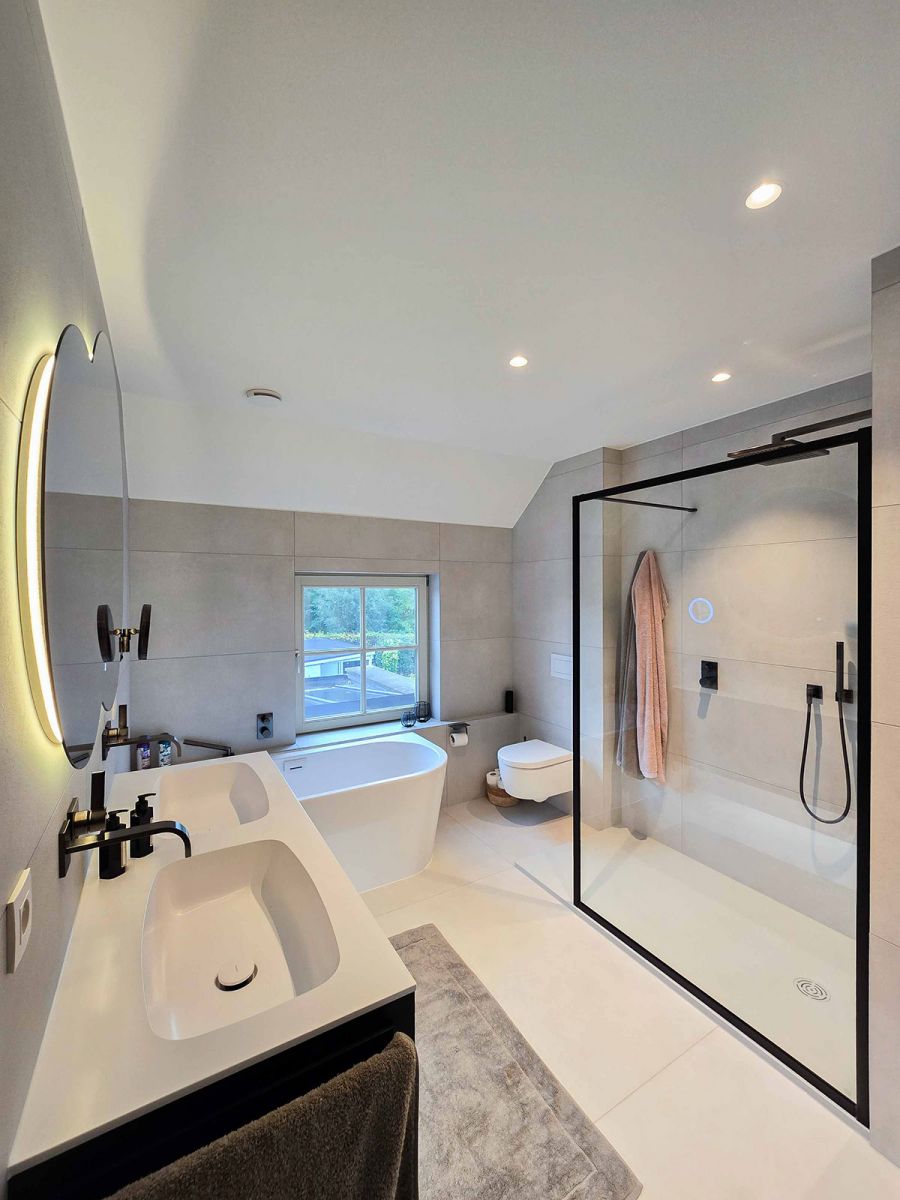 Prachtige optevering van een compleet nieuwe moderne badkamer Prachtige optevering van een compleet nieuwe moderne badkamer