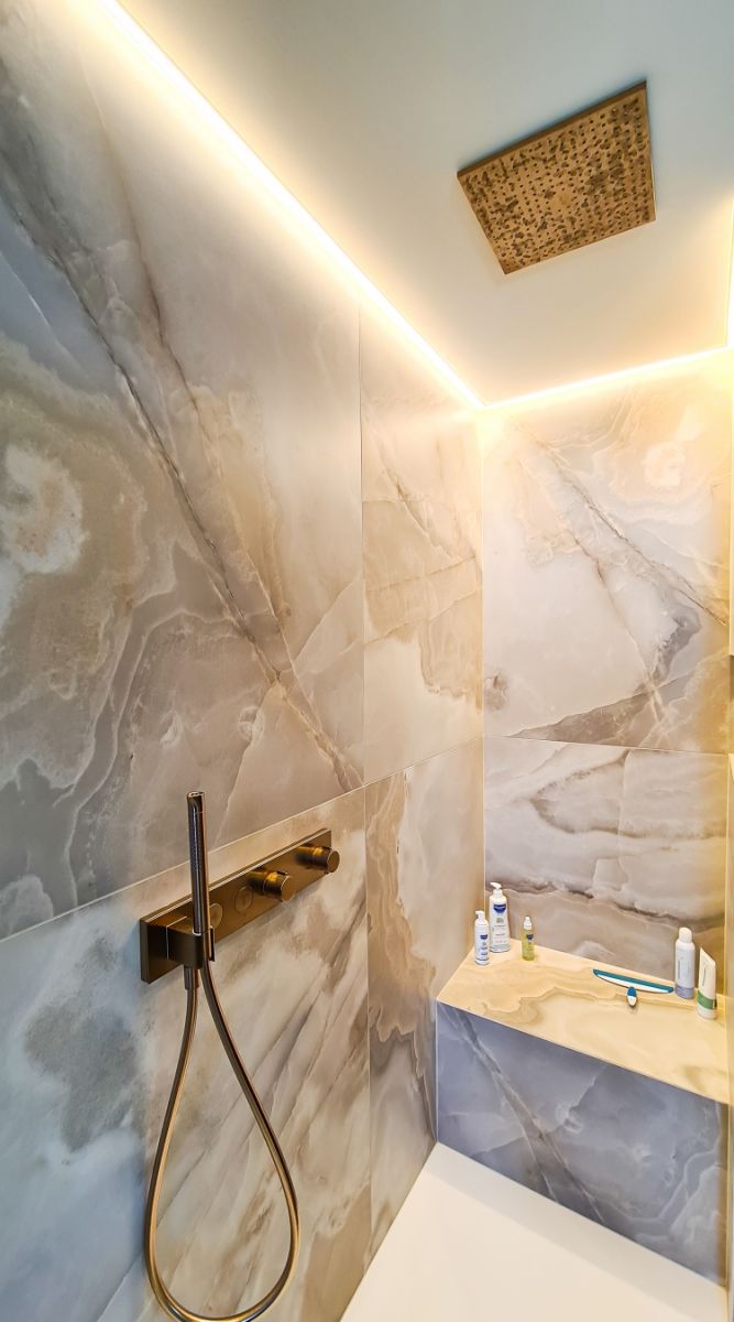 Prachtig afgewerkte douche in een ruime badkamer Prachtig afgewerkte douche in een ruime badkamer