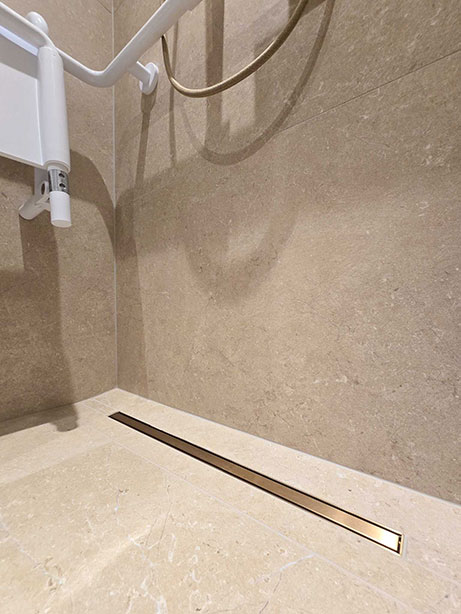 Keramische tegels in zachte beige tinten