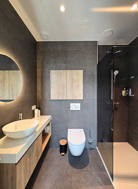 Kleine badkamer met hangtoilet en inloopdouche Kleine badkamer met hangtoilet en inloopdouche