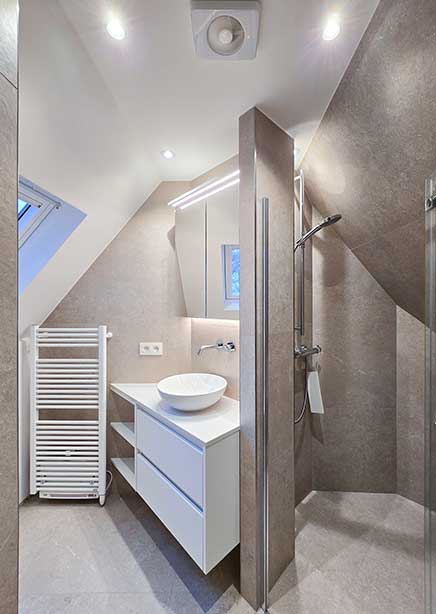 Kleine badkamer met wastafel en douche met ingewerkte zitplaats en grote tegels Kleine badkamer met wastafel en douche met ingewerkte zitplaats en grote tegels