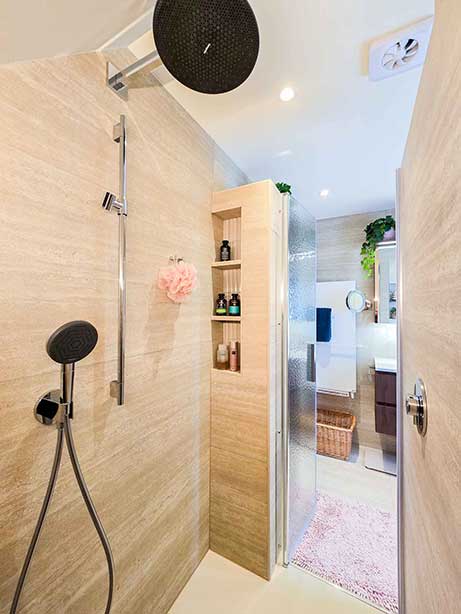 Grote tegels in zowel badkamer, douche en toilet Grote tegels in zowel badkamer, douche en toilet